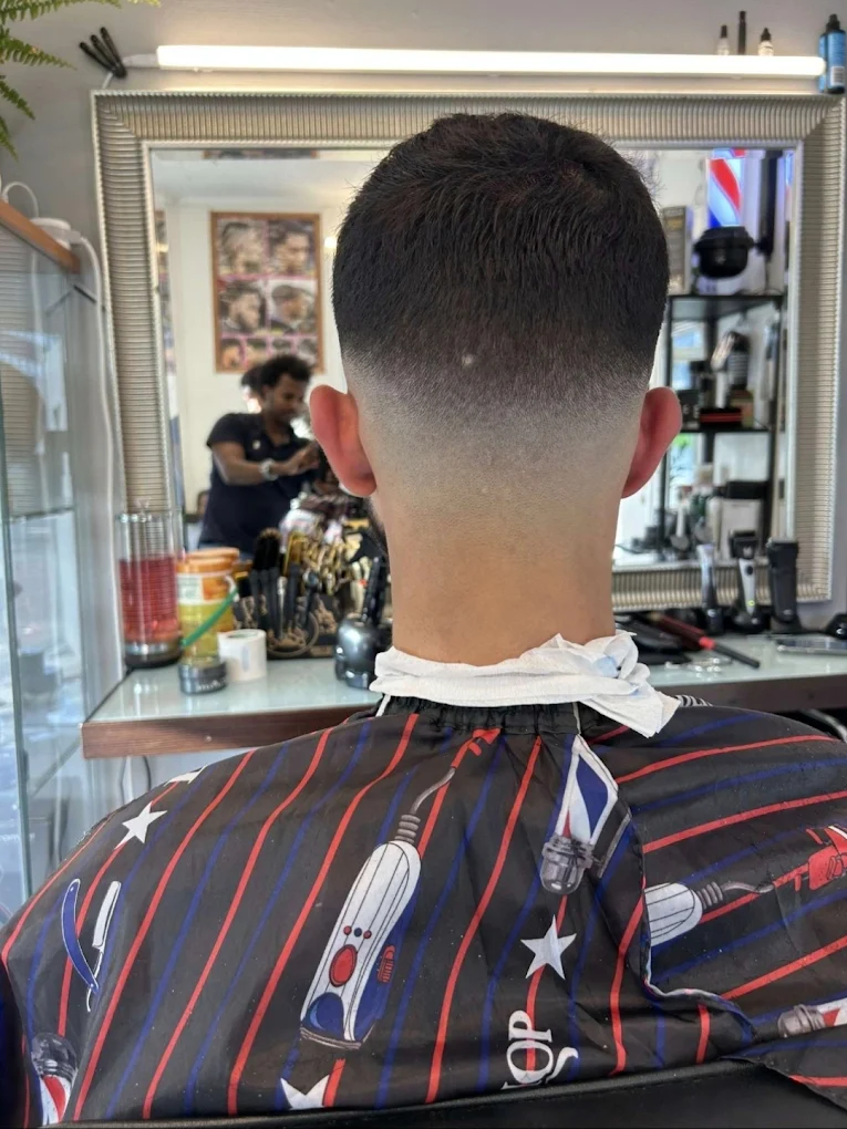 En jevn skin fade sett bakfra i salongen