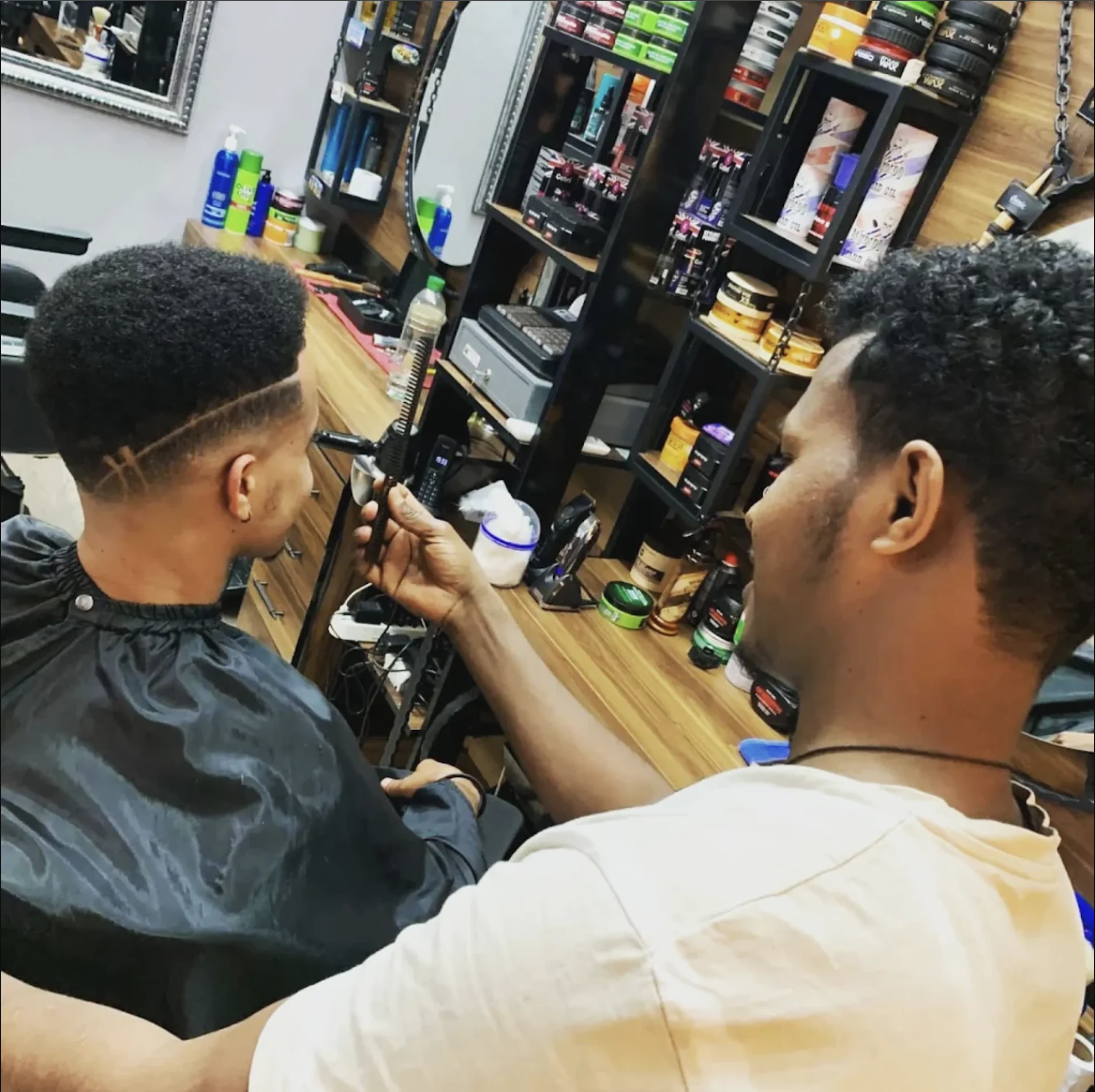 Detaljarbeid på en skin fade hos Prince
